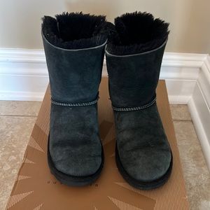 Girls black bailey bow UGG size 13